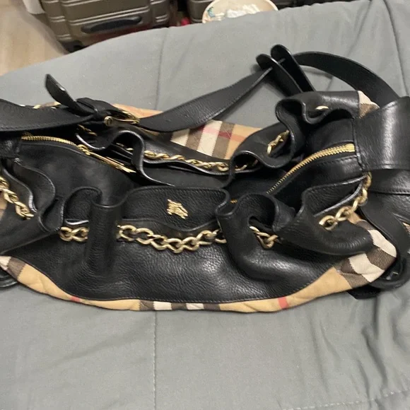 Boatshape Burberry bag with gold chain